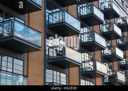 Balkone auf hohem steigen Wohngebäude, London, UK Stockfoto