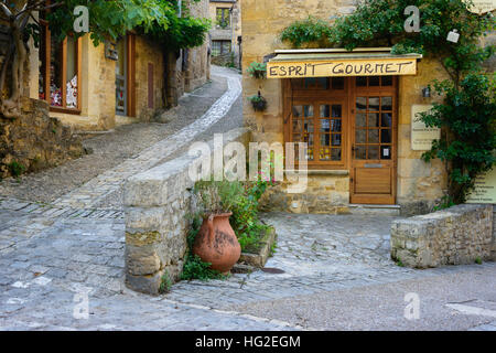 Typische französische Stadtbild mit einem Gourmet-Shop vorne und Kopfsteinpflaster Straßen in der traditionellen Stadt Beynac-et-Cazenac, Frankreich. Stockfoto