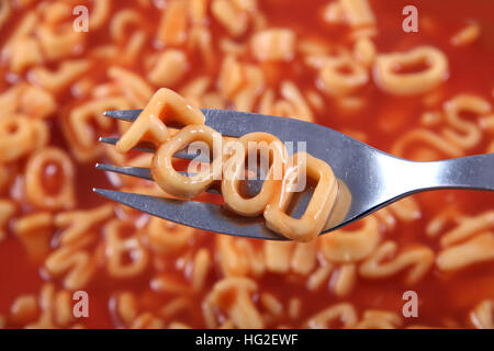 Spaghetti-Brief, die Schreibweise des Wortes "Lebensmittel" mit den Buchstaben auf einer Gabel aufgehalten. Stockfoto