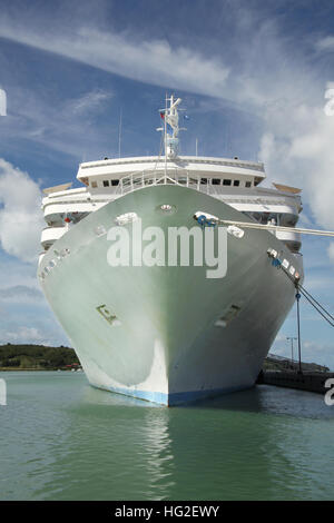 Große weiße Kreuzfahrtschiff im Hafen mit Blick direkt auf die Schiffe Bogens, St. John, Antigua, Caribbean angedockt. Stockfoto