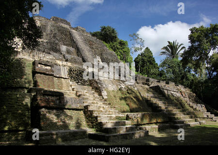 Die hohe Tempel Lamanai, ist eine archäologische Stätte der mesoamerikanischen und war einst eine große Stadt der Maya-Zivilisation, gelegen im Norden von Belize Stockfoto