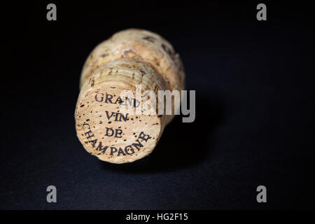 Der Korken aus einer Flasche Champagner. Die Worte "Grand Vin de Chanpagne" sind auf den Korken. Stockfoto