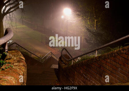 Burton On Trent - Nacht und Nebel, Spaziergang im Park am Fluss Trent Stockfoto