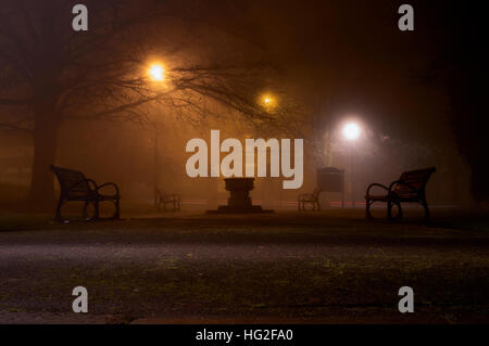 Burton On Trent - Nacht und Nebel, Spaziergang im Park am Fluss Trent Stockfoto