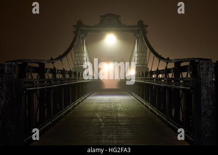 Burton On Trent - Spaziergang im Park in der Nacht und Nebel. Nachtaufnahme auf Ferry Bridge Stockfoto