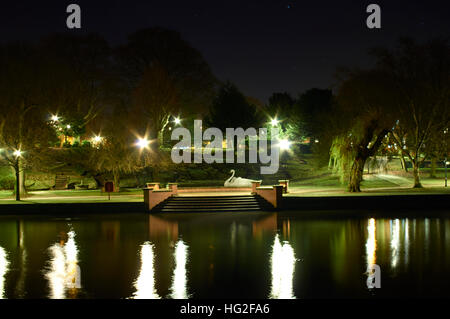 Nacht Spaziergang im Burton On Trent - Panorama über den Trent River Park in Stapenhill in der Nacht. Stockfoto