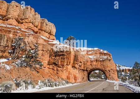 Tunnel mit Eiszapfen in Red Canyon auf Scenic Byway 12 in Utah auf blauem Himmel, Wintertag Stockfoto