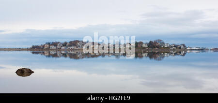 Rumpf Ufergegendhäuser vom Ufer des Ende-Park der Welt angesehen. Stockfoto