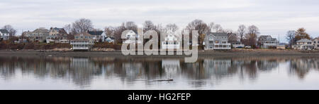 Rumpf Ufergegendhäuser säumen die Ufer des Wehrs Flussmündung von weltweit Ende Park gesehen. Stockfoto