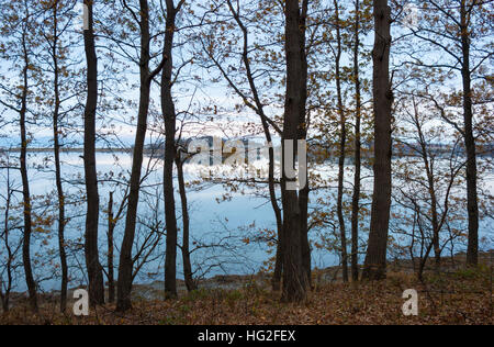 Bäumen gesäumten Ufer der Mündung des Flusses Weir, mit Rumpf Waterfront Häuser im Hintergrund, gesehen von der Welt Ende Park in Hingham, Massachusetts. Stockfoto