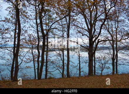 Bäumen gesäumten Ufer der Mündung des Flusses Weir, mit Rumpf Waterfront Häuser im Hintergrund, gesehen von der Welt Ende Park in Hingham, Massachusetts. Stockfoto