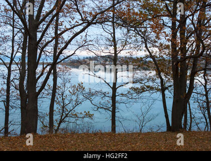 Bäumen gesäumten Ufer der Mündung des Flusses Weir, mit Rumpf Waterfront Häuser im Hintergrund, gesehen von der Welt Ende Park in Hingham, Massachusetts. Stockfoto