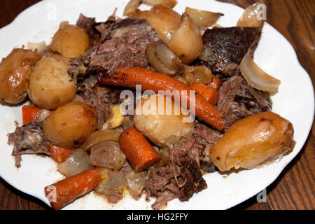 Herzhaftes Winter Crock-Pot Essen Roastbeef mit Karotten, Kartoffeln und Zwiebeln gekocht. St Paul Minnesota MN USA Stockfoto