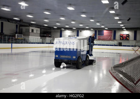 Reparatur von Zamboni ausgefahrenen Eis Hockey Spiel Hinweis amerikanische Flagge auf der Rückwand. St Paul Minnesota MN USA Stockfoto