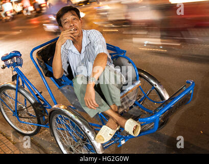 Rikscha-Fahrer wartet auf Kunden Ho Chi Minh City, Vietnam Stockfoto