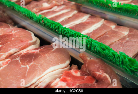 Frisches rohes Fleisch. Reihen von frischem rohem Fleisch auf den Markt. Stockfoto