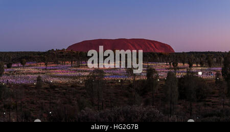 Bereich des Lichts vom Künstler Bruce Monro am Ayers Rock / Uluru, Australien hat Tausende von bunten Lichtern Stockfoto