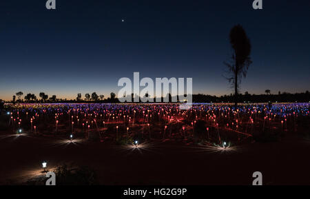Bereich des Lichts vom Künstler Bruce Monro am Ayers Rock / Uluru, Australien hat Tausende von bunten Lichtern Stockfoto