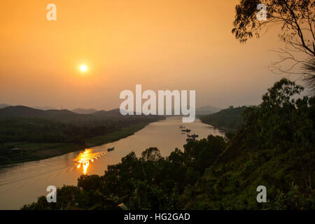 Sonnenuntergang-Parfüm-Fluss von Vong Canh Hügel befestigte während des Vietnam-Krieges in der Nähe von Hue Zentralvietnam Stockfoto
