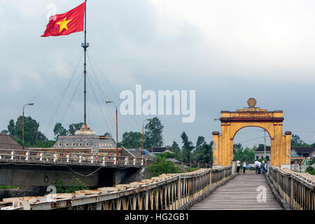 Flag-Turm und Ho Chi Minh Gate North South Vietnam überbrücken Ben Hai Fluss Stockfoto