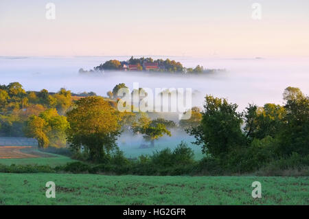 Burgund Im Nebel - Burgund Landschaft im Morgennebel, Frankreich Stockfoto