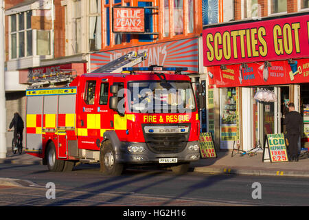 Blackpool, Lancashire, Not One DAF Trucks LF Feuerwehr und Rettungswagen, Feuerwehr, LKW-, Not-, Fahrzeug-, Rettungs-, Auto, Feuerwehrmann, Sicherheit, Motor, Rot, Löschfahrzeug, Transport, Ausrüstung, Transport, Feuerwehrmann, Gefahr, Abteilung, Service, Feuerwehrauto, Großbritannien Stockfoto