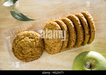 Haferkekse mit Apfel und Lorbeerblatt Draufsicht Stockfoto