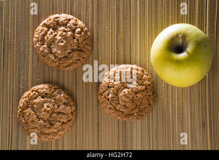 Drei Haferkekse mit Apfel auf einer Bambusmatte Stockfoto