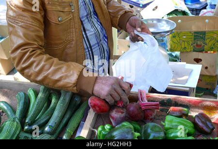 Ein Stall-Inhaber, Verkauf von Gemüse auf dem Wochenmarkt in Budaiya, Königreich von Bahrain Stockfoto