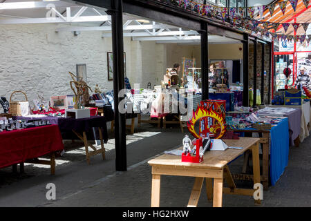 Großes Torrington Pannier Markt, bunten Handwerk Ständen, Torrington Devon, England. Stockfoto