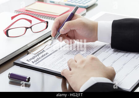 Geschäftsmann oder Arbeitsuchende ausfüllen Bewerbung Formular mit Stift. Job-Stellenangebot-Konzept. Stockfoto