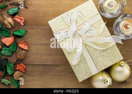 Eine Draufsicht des Geschenk-Box und getrockneten Blättern auf alte Holzplatten. Sehr schöner Urlaub-Hintergrund. Stockfoto