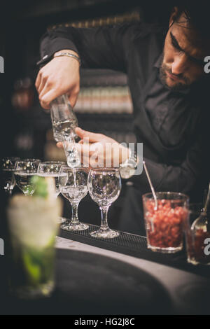 Barkeeper bei der Arbeit, Zubereitung von cocktails Stockfoto