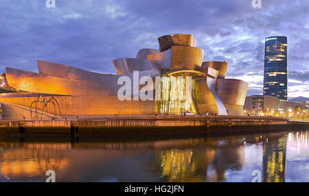 Bilbao, Spanien. 28. Dezember 2016. Panoramablick über das Museo Guggenheim und Iberdrola Turm Stockfoto