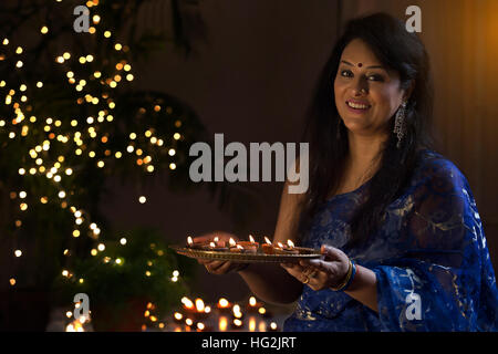 Frau mit einem Fach der Diya an einem Diwali-fest Stockfoto