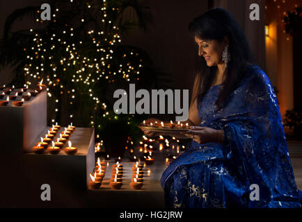 Frau Anordnen von Öllampen auf Schritte zu einem Diwali-fest Stockfoto