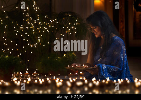 Frau Anordnen von Öllampen an einem Diwali-fest Stockfoto