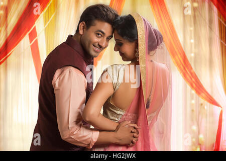 Schöne junge Paar in traditioneller Kleidung in der Romantik Stockfoto