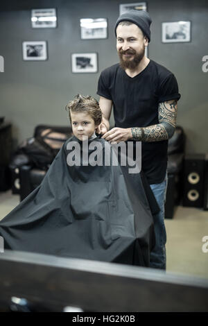 Kleines Kind im barbershop Stockfoto