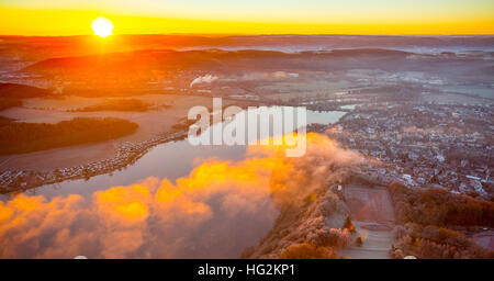 Luftbild, Sonnenaufgang über den Harkortsee an die Stadt Grenzen zwischen Wetter und Herdecke, Harkortturm und Cuno Kraftwerk Stockfoto