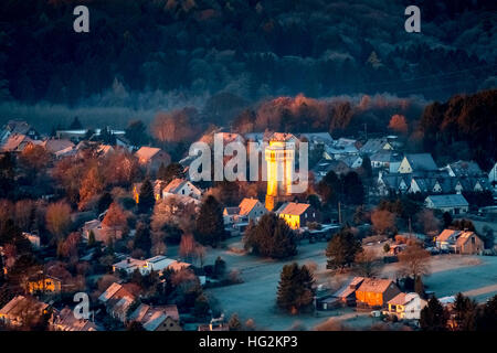 Luftaufnahme, scheint der alte Wasserturm in Bommern bei Sonnenaufgang, wenn der Rest Bommerns noch im Schatten ist. , Witten, Ruhr Aera Stockfoto