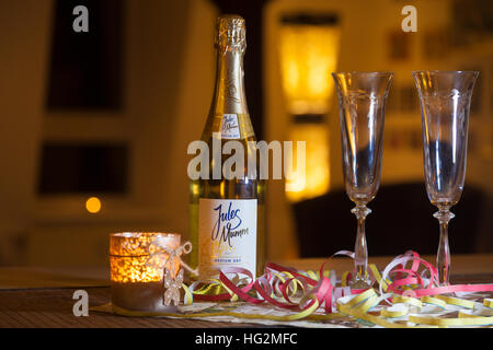 BURG / Deutschland - 2. Januar 2017: Jules Mumm Medium trockener Flasche Champagner steht auf einem Tisch Stockfoto