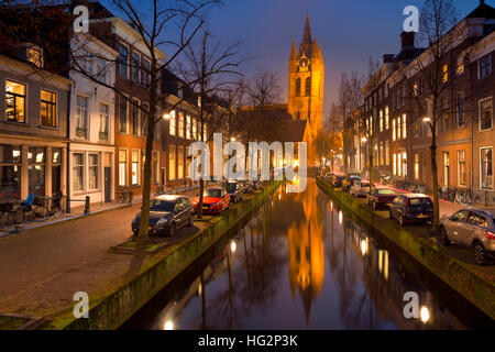 Die alte Kirche spiegelt sich in einem Kanal in Delft in den Niederlanden in der Nacht. Stockfoto