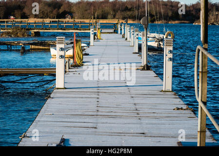 Frostig und kalt am Morgen in der Marina mit Küste im Hintergrund. Stockfoto