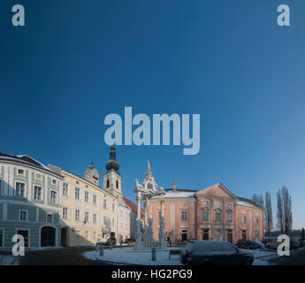 Krems an der Donau: Rathausplatz der Altstadt des Dorfes Stein mit kirchlichen Frauenbergkirche und Kirche evangelische, Wachau, Niederösterr Stockfoto