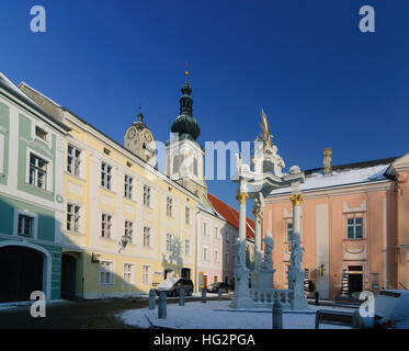 Krems an der Donau: Rathausplatz der Altstadt des Dorfes Stein mit kirchlichen Frauenbergkirche und Kirche evangelische, Wachau, Niederösterr Stockfoto