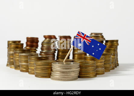 Australien Flagge winken mit Stapel von Geld Münzen Stockfoto