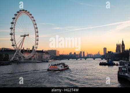 London Eye und der Londoner Stadtbild mit einem Abendrot Stockfoto