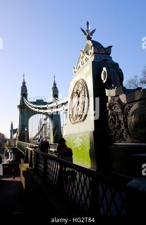 Stadtteil Hammersmith und Fulham in West-London - die verzierten Hammersmith Bridge über die Themse Stockfoto