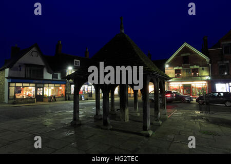 Die hölzernen Buttercross in der Nacht, Marktgemeinde Oakham, Rutland County, England, Großbritannien; UK Stockfoto